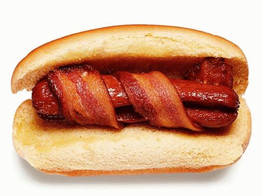1. Hot dog s kobasicom umočenom u slaninu