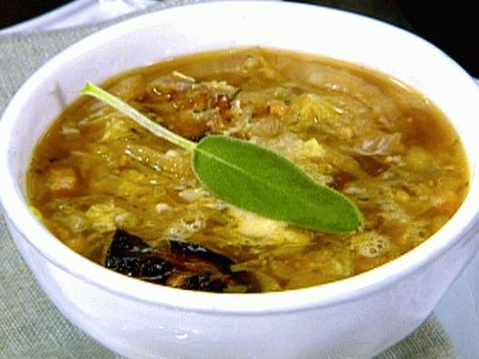 Foto povrća s juhom od bundeve i kadulje