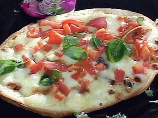 Fotografija napuljske pizze s pireom od rajčice