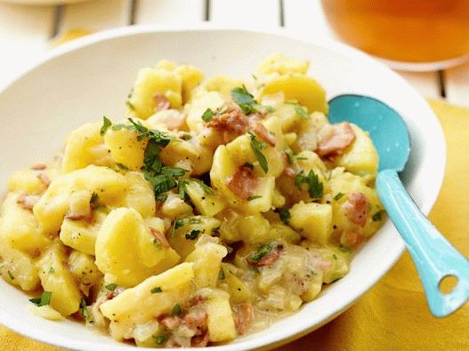 Foto njemačka salata od krumpira - klasično