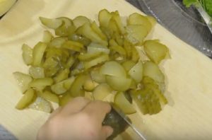 Njemačka salata od krumpira s lovačkim kobasicama - 2