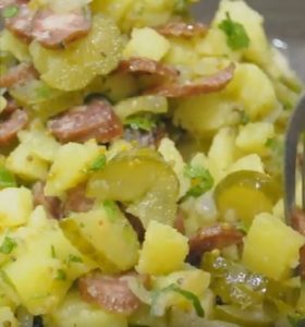 Njemačka salata od krumpira s lovačkim kobasicama - 6