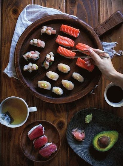 Foto ručak u japanskom stilu: piletina na žaru, govedina i tuna