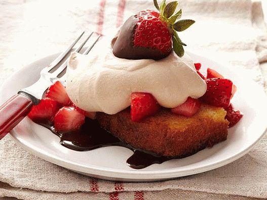 Foto prženi muffin s jagodama i čokoladnom kremom