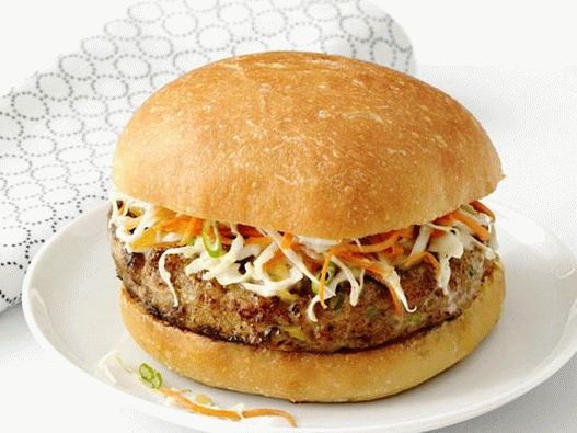 Fotografija jela - Turska hamburger i salata od kupusa s mangom