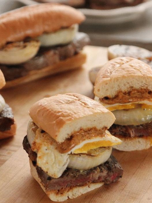 Fotografija jela - sendviči s govedinom i prženim jajima
