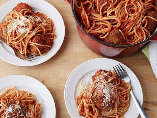 Foto začinjene pureće mesne okruglice sa špagetima