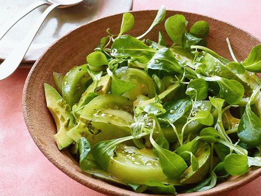 Foto začinjena salata sa zelenom rajčicom i avokadom