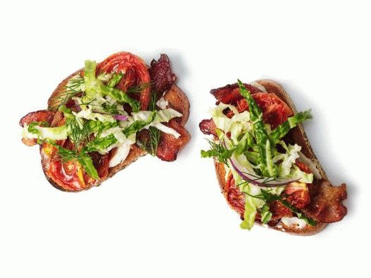 Foto Otvoreni sendviči s pečenom rajčicom