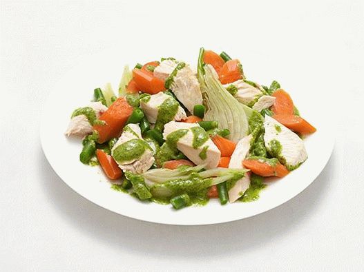 Foto kuhana piletina s povrćem i biljnim umakom od češnjaka