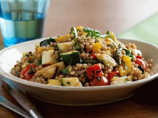 Salata od izraelskog kuskusa i povrća na žaru
