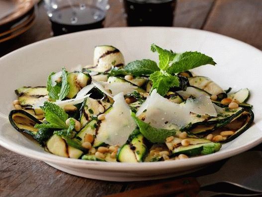 Salata od tikvica na roštilju s umakom od vinaigrette s limunom i biljem, sirom i pinjolama