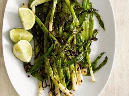 Zeleni luk s sokom od limete na žaru