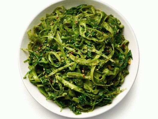 Fotografski povrtni šparogi rezanci s pestom