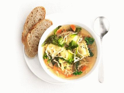 Foto povrća s juhom od raviola