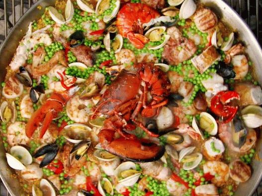 Paella fotografija na žaru
