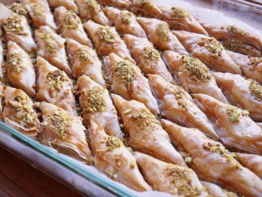 Foto grčki Baklava iz filo tijesta s orasima