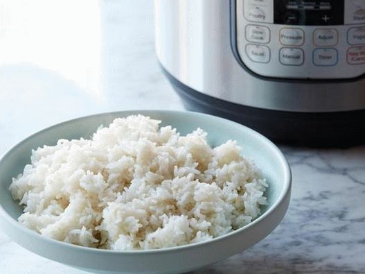 Foto parna riža u sporom kuhalu