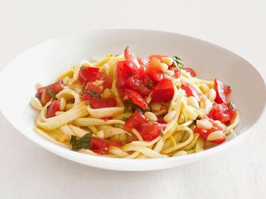 Fotografija tjestenine Fettuccine od svježih tikvica s pikantnim umakom od rajčice s kriškama