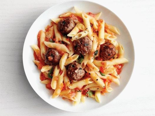 Fotografija penne tjestenine s mesnim okruglicama u umaku od votke