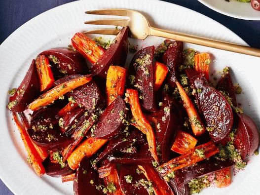 Fotografija pečene mrkve i repe s pecan pestom