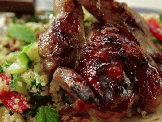 Foto prepelica na roštilju s umakom od rogača od nara i kupusom i salata od kvinojevog kupusa