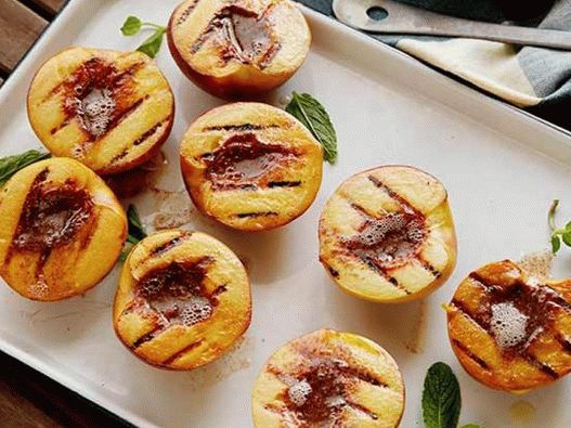 Fotografija breskve s maslacem i cimetom na žaru