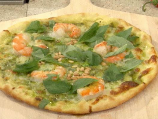 Foto pizza s roštilja i pesto cilantro