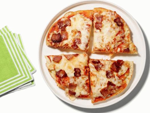 Foto pizza sa slaninom i tri vrste sira