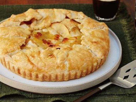 Foto pita s karamela jabukama i smeđim maslacem