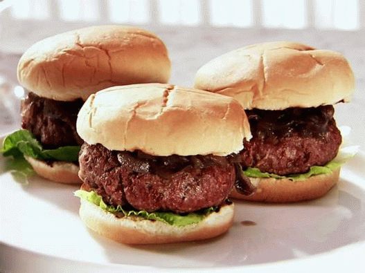 Foto pivski hamburger s kompotom od crvenog luka