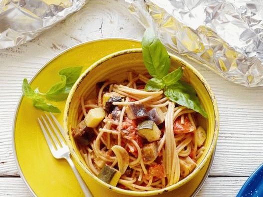 Foto korisni špageti s ljetnim povrćem na žaru u foliji