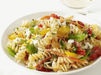 Fotografija Primavera s mrkvom, graškom i paprikom