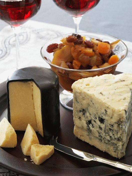 Fotografija jela - Tanjur sira s kompotom od suhog voća u zimskom periodu