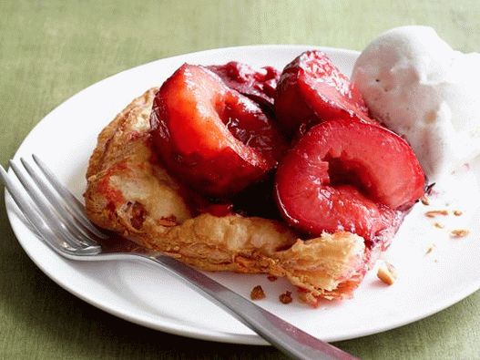 Foto jednostavni kolač od šljive iz lisnatog tijesta