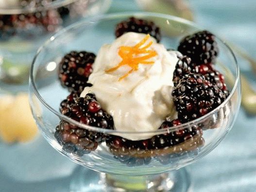 Fotografski jednostavan bobičast desert