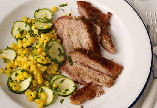 Foto pikantna pureća bedra u pećnici