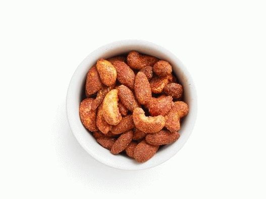 Foto pikantne orašaste plodove s okusom roštilja