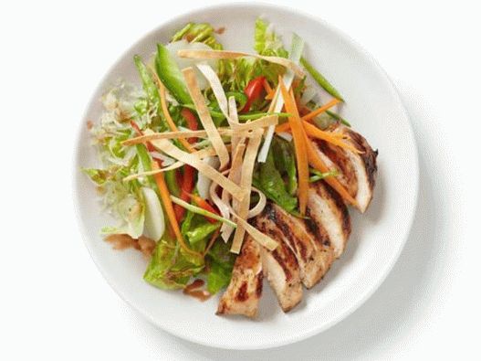 Fotografija jela - pileća salata u azijskom stilu s dresingom od trešnje-oraha