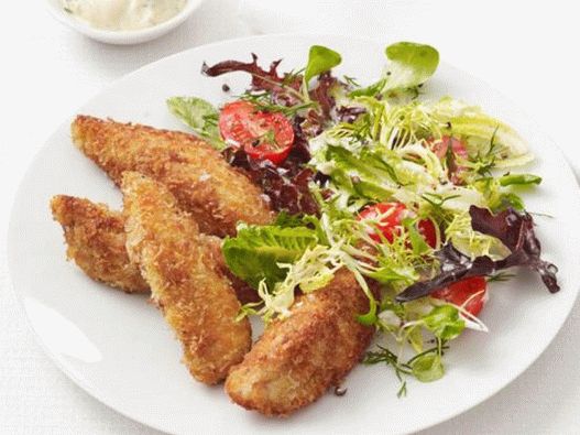 Fotografija jela - Pržena pileća prsa u krušnim mrvicama sa salatom