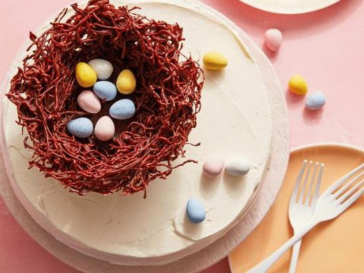 Uskršnji kolač s ptičjim gnijezdom i mini jajima