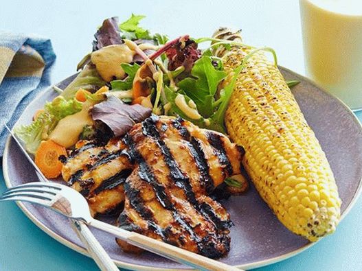 Piletina u umaku s roštilja s lišćem salate, kukuruzom na žaru i smoothiejem