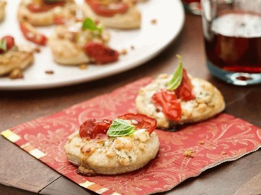Pizza s gorgonzolom, rajčicom i bosiljkom