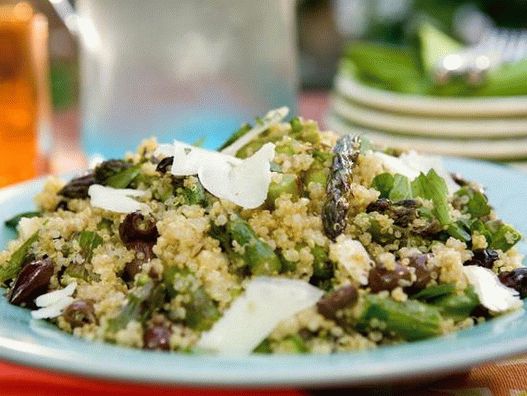 Quinoa salata sa šparogama, kozjim sirom i maslinama