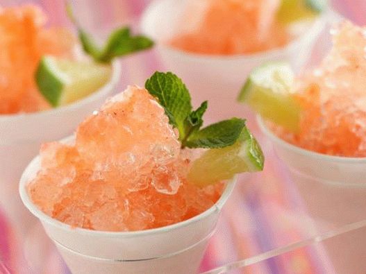 Voćni led s mangom i jagodama u čaši