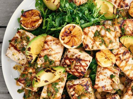 Fotografija ribe sa roštilja sa salsa verdeom