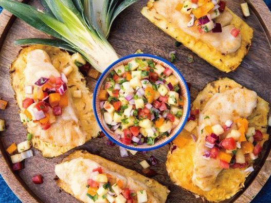 Foto riba na rezancu ananasa na žaru sa začinjenom salsom