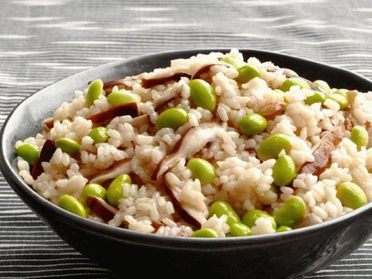 Foto riža s grahom edamame i gljivama shiitake