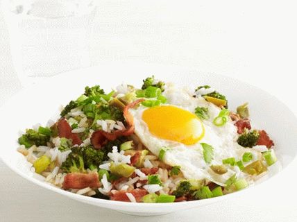 Foto riža s brokolijem, slaninom i prženim jajima