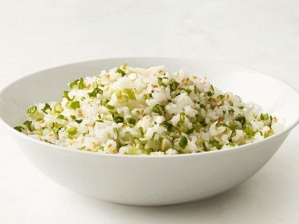 Foto riža sa sezamovim sjemenkama i zelenim lukom